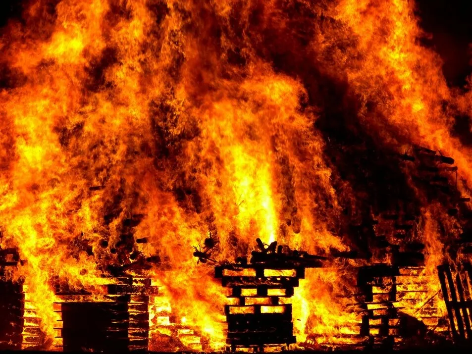 What causes the fire in the art gallery in Mantrijeron? This is the temporary suspicion of the officers