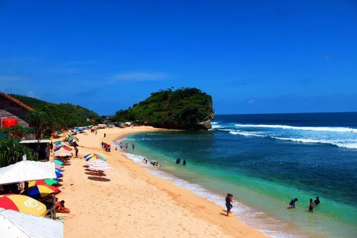 Foreign tourists rose 35 percent, domestic tourists still dominate