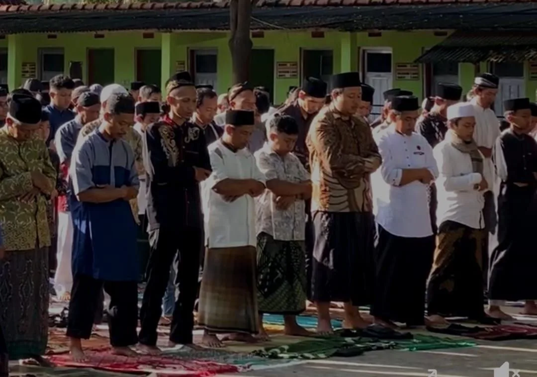 Asyghil Kubro Bantul Sholawat Assembly Congregation Eid Thursday 19 March 2026, Takbir Echoes from Parangtritis