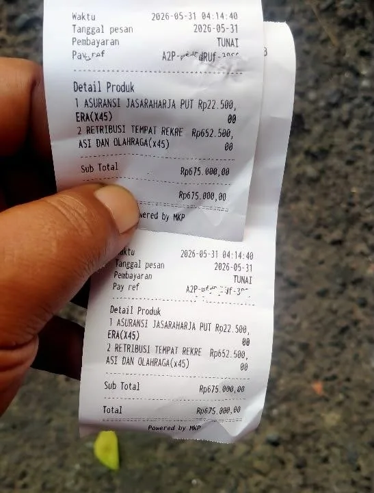 Upset by irregularities in Gunungkidul tourism levies, two different vehicles receive proof of the same transaction
