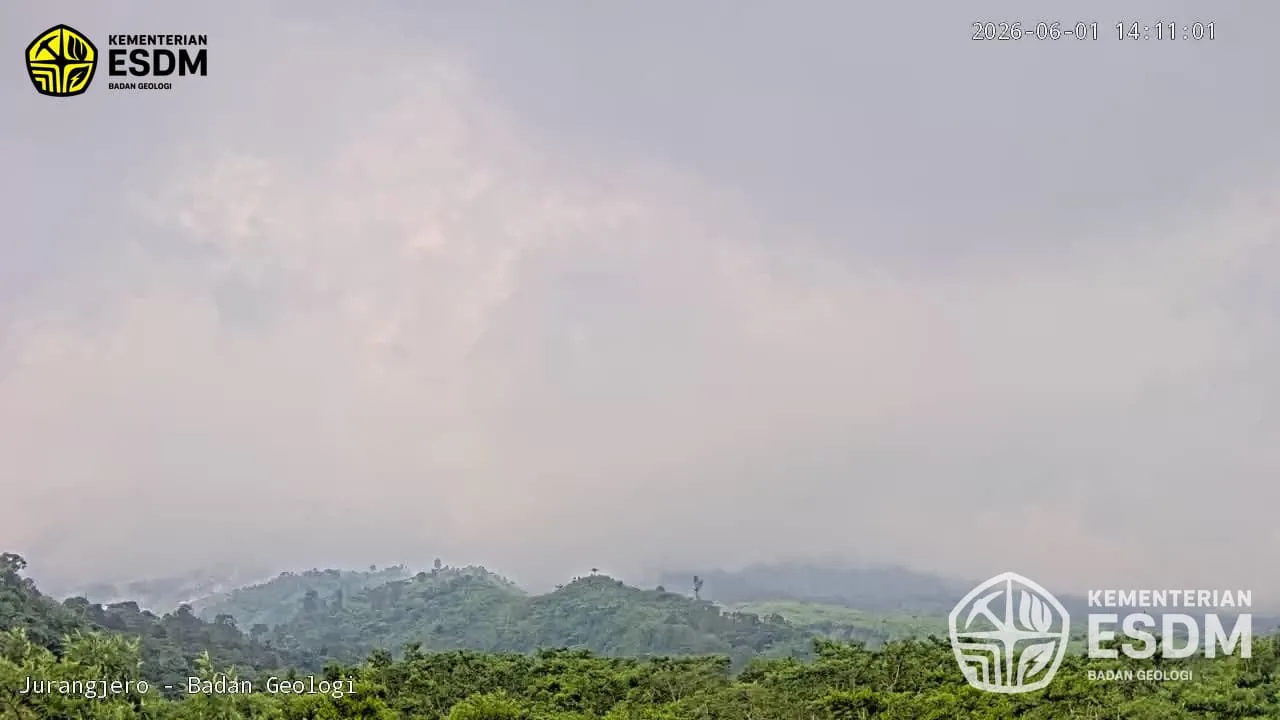 Mount Merapi is releasing hot clouds again on Monday afternoon, residents are asked to remain alert